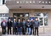 Учасники проведення презентації біля будівлі Переяславської міської ради.