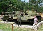 Кущенко Ю.А. и Гордиенко С.В. у боевого танка Т-55.