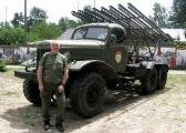 Кущенко Ю.А. у боевой машины залпового огня БМ-13.